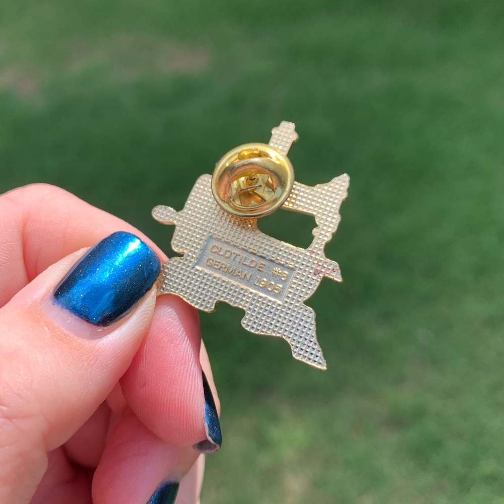 🧵Sewing Machine Pin Brooch🧵 - Picture 6 of 8